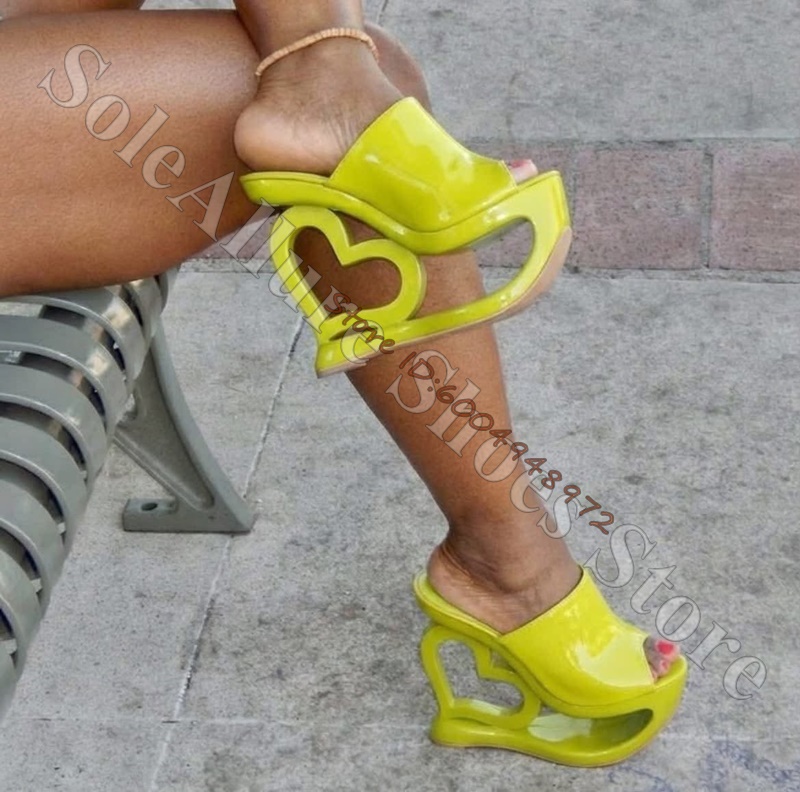 パテントレザー ハート型中空彫刻ウェッジプラットフォームスラ - Peep Toe Heels のレビューと価格